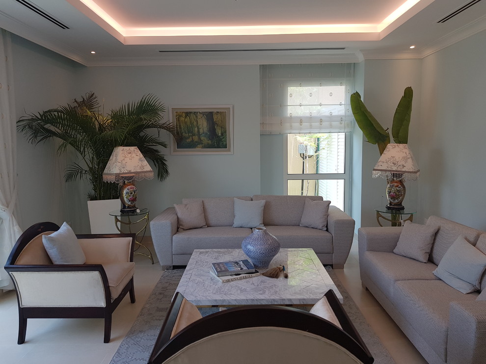 Ispirazione per un soggiorno contemporaneo di medie dimensioni e aperto con sala formale, pareti blu e pavimento con piastrelle in ceramica