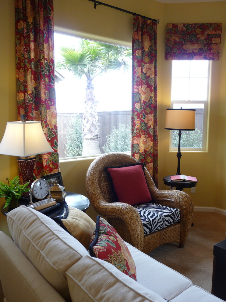 Idee per un soggiorno bohémian con pareti gialle e moquette