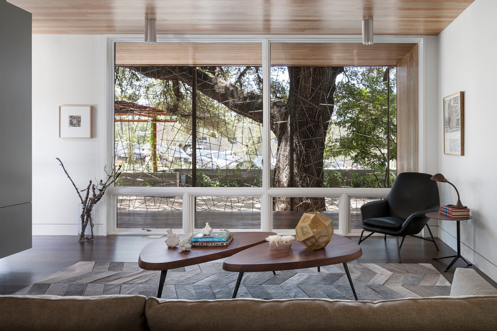 Foto di un grande soggiorno minimalista aperto con sala formale, pareti bianche, pavimento in legno massello medio, parete attrezzata, pavimento marrone e soffitto in legno