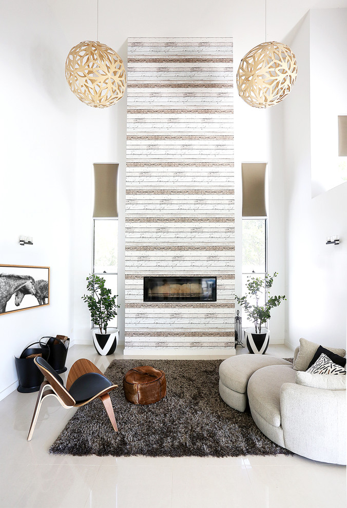 Mittelgroßes, Fernseherloses, Offenes Modernes Wohnzimmer mit weißer Wandfarbe, Porzellan-Bodenfliesen und Gaskamin in Gold Coast - Tweed