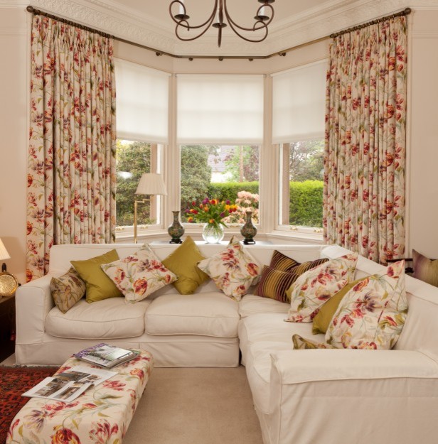 Idee per un soggiorno country con pareti beige, moquette e pavimento beige