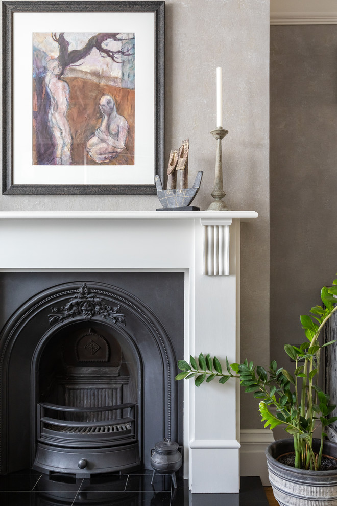 Mittelgroßes Eklektisches Wohnzimmer mit grauer Wandfarbe, Kamin, Multimediawand, braunem Boden, braunem Holzboden und Kaminumrandung aus Holz in Cambridgeshire