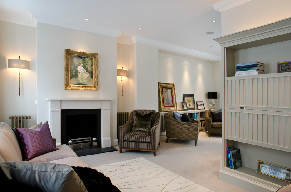 Стильный дизайн: гостиная комната в стиле неоклассика (современная классика) с фасадом камина из камня и скрытым телевизором - последний тренд