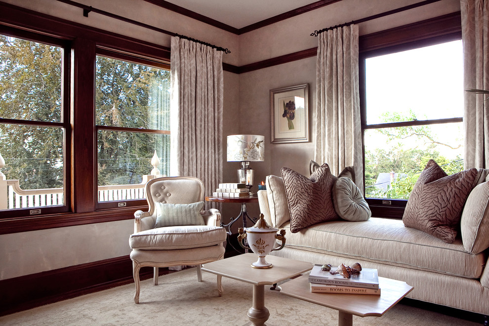Repräsentatives, Mittelgroßes, Abgetrenntes Klassisches Wohnzimmer mit beiger Wandfarbe, braunem Holzboden, Kamin und Kaminumrandung aus Stein in Portland