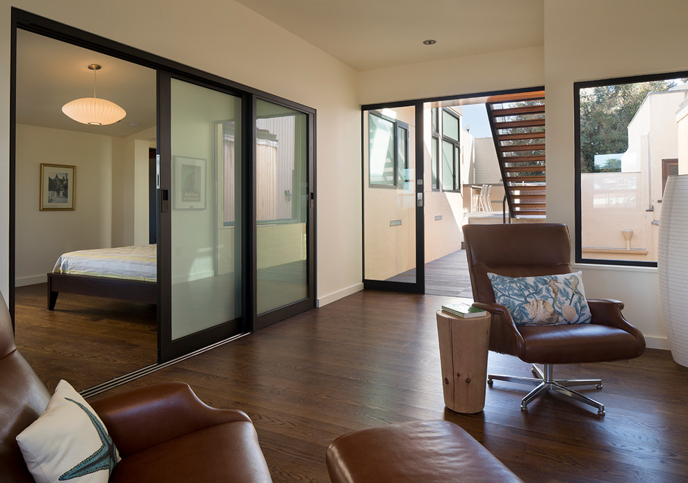 Imagen de salón actual de tamaño medio con paredes beige y suelo de madera en tonos medios