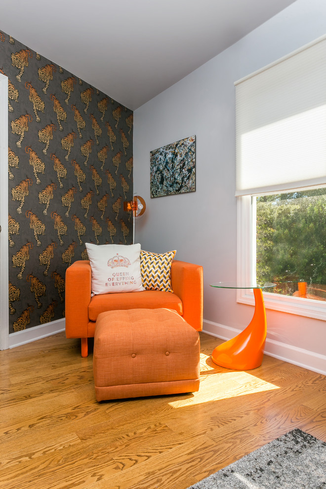 チャールストンにある中くらいなエクレクティックスタイルのおしゃれなリビング (オレンジの壁、無垢フローリング、暖炉なし、テレビなし、茶色い床) の写真