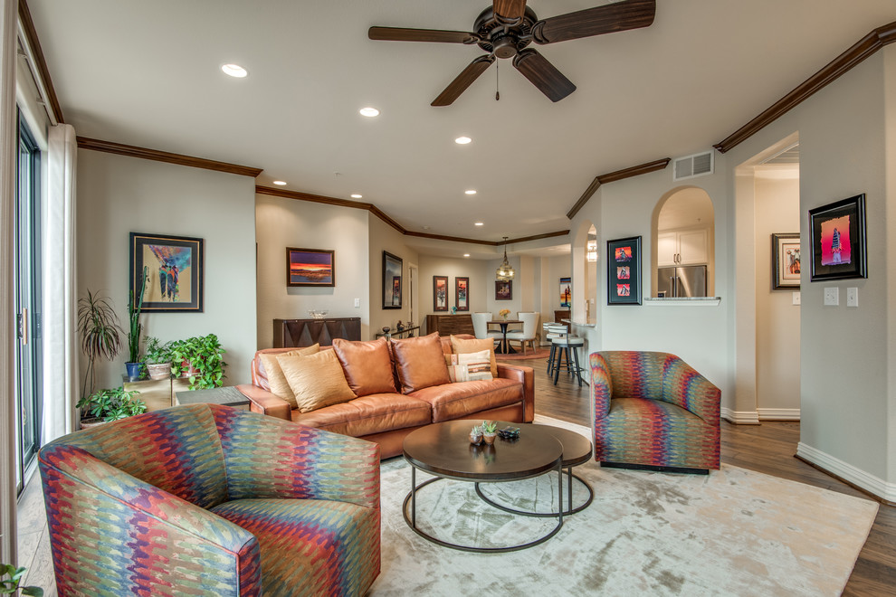 Mittelgroßes, Offenes Mediterranes Wohnzimmer mit bunten Wänden und braunem Holzboden in Dallas