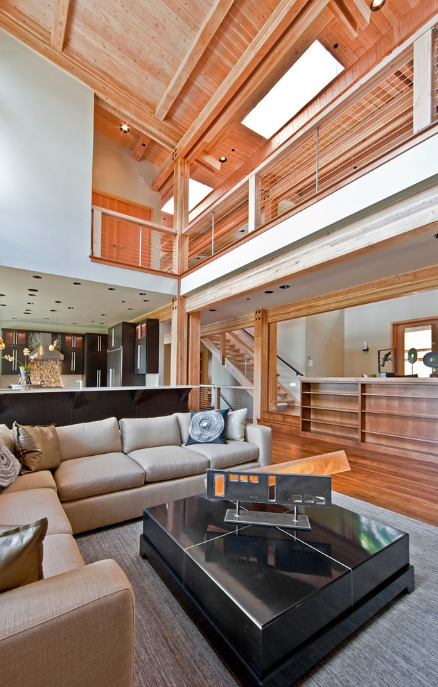 Großes, Offenes Modernes Wohnzimmer mit beiger Wandfarbe, braunem Holzboden, Gaskamin und Kaminumrandung aus Stein in Denver