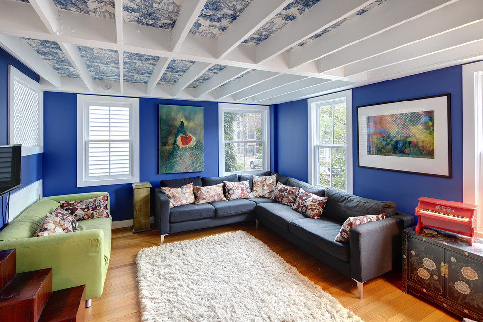 Свежая идея для дизайна: маленькая изолированная гостиная комната в современном стиле с синими стенами, стандартным камином, фасадом камина из дерева, телевизором на стене, музыкальной комнатой, светлым паркетным полом и бежевым полом для на участке и в саду - отличное фото интерьера