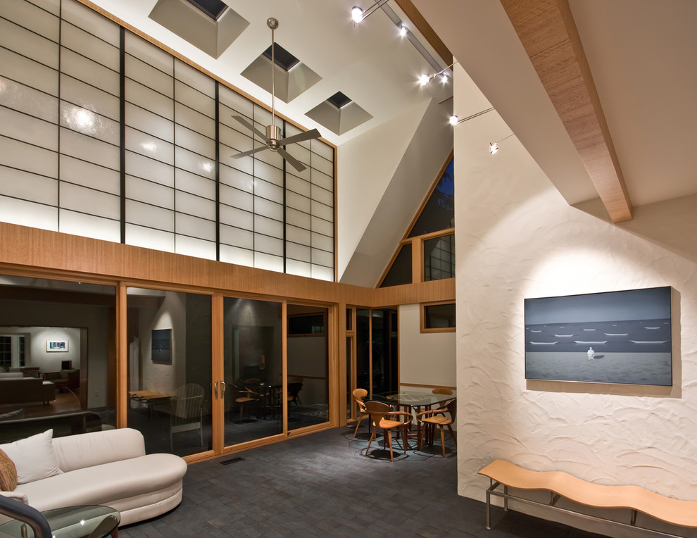Cette image montre un salon minimaliste avec un sol en brique.