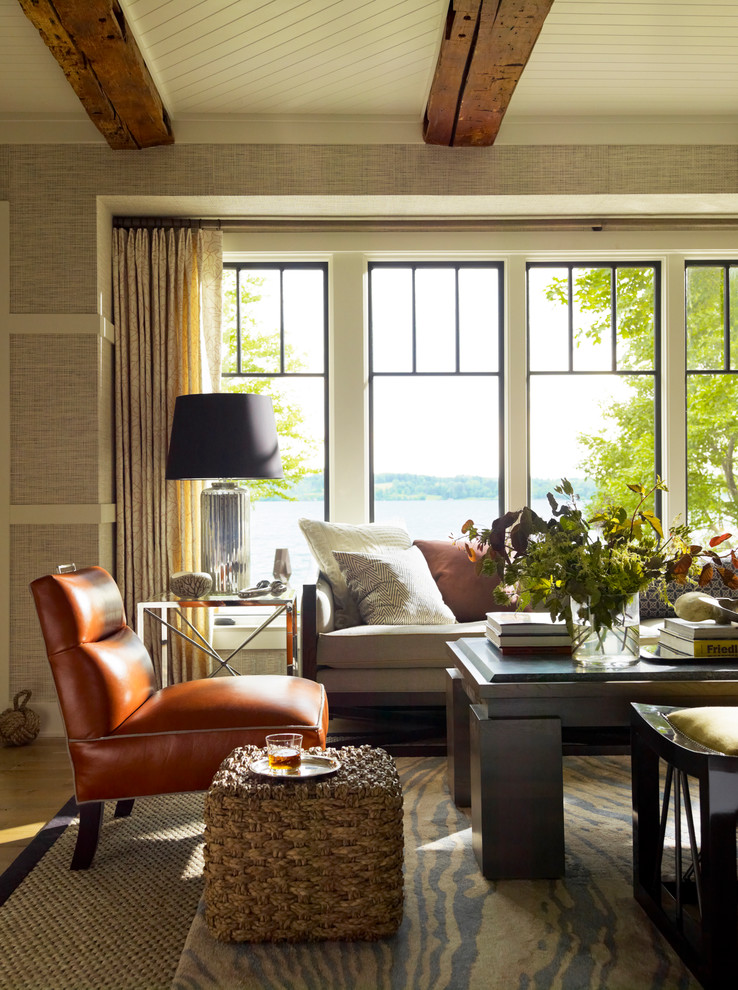 Стильный дизайн: парадная гостиная комната в морском стиле с ковром на полу - последний тренд
