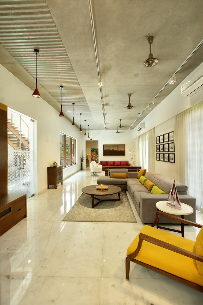 Imagen de salón abierto contemporáneo de tamaño medio con paredes blancas y suelo de mármol
