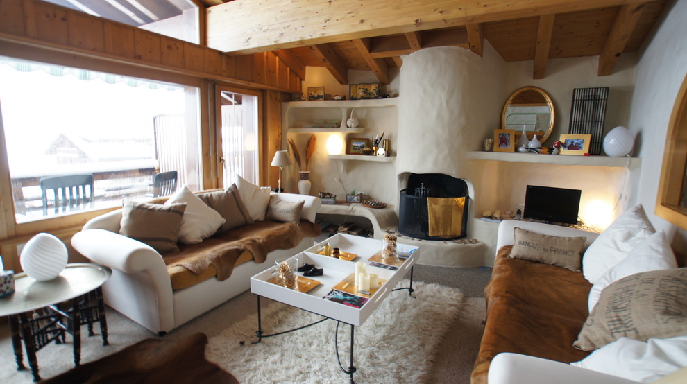 Immagine di un soggiorno contemporaneo di medie dimensioni con pareti bianche e camino classico