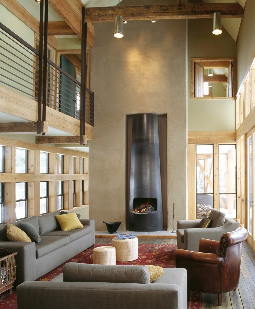 Стильный дизайн: гостиная комната в стиле рустика с бежевыми стенами - последний тренд