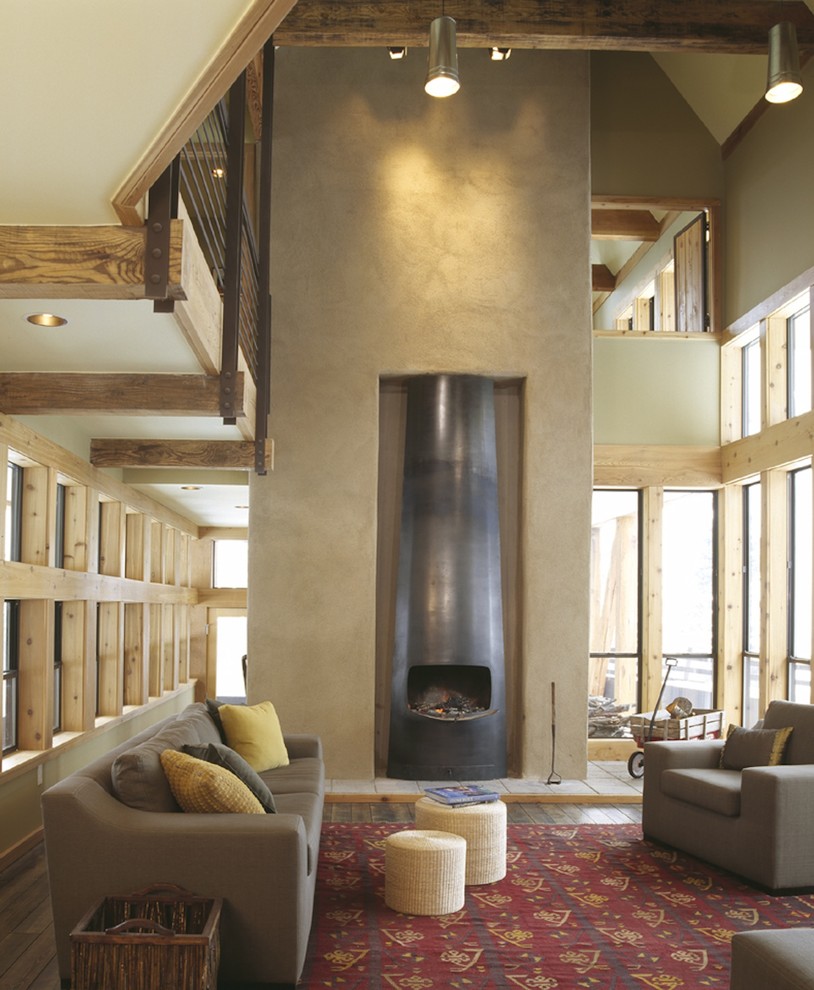 Rustikales Wohnzimmer mit beiger Wandfarbe und Kaminofen in Austin
