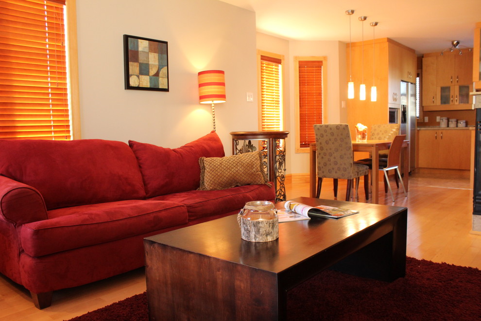 На фото: открытая гостиная комната среднего размера в стиле модернизм с серыми стенами, светлым паркетным полом, двусторонним камином, фасадом камина из камня и отдельно стоящим телевизором