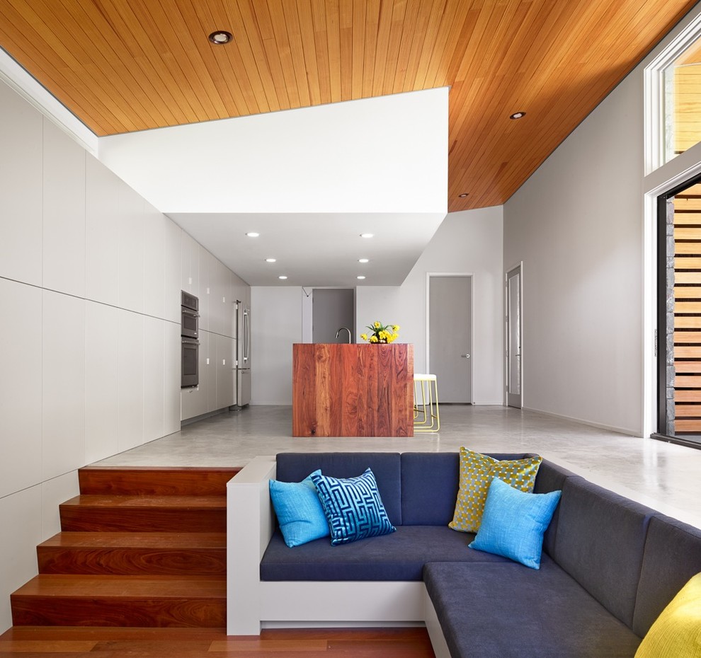 Foto di un soggiorno moderno aperto con pareti bianche e pavimento in legno massello medio