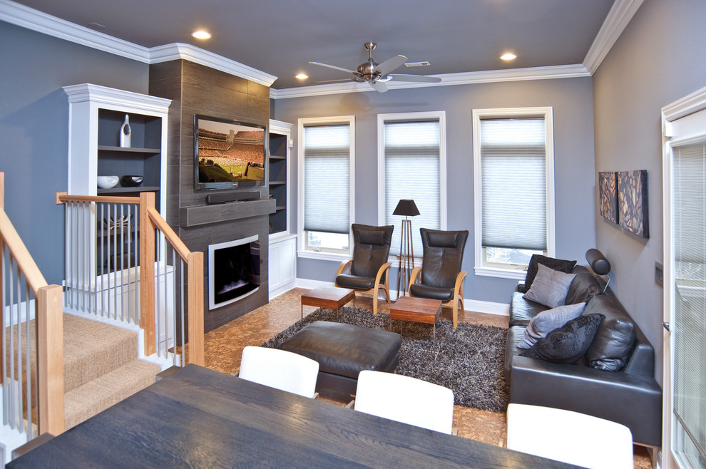 Kleines, Fernseherloses, Offenes Modernes Wohnzimmer mit grauer Wandfarbe, Korkboden, Kamin und gefliester Kaminumrandung in Sonstige