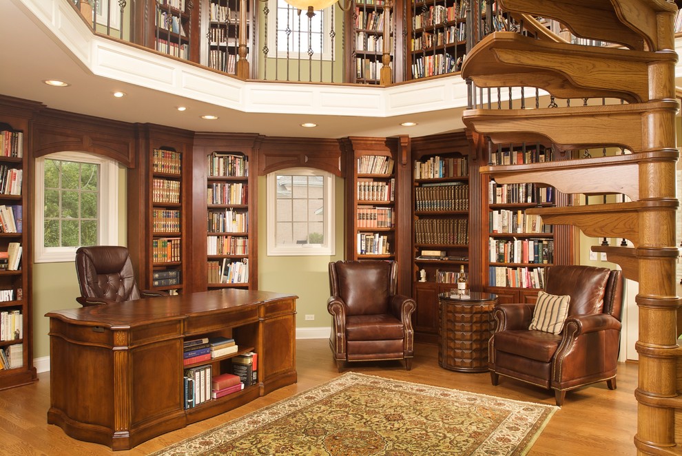 Ispirazione per un grande soggiorno chic stile loft con libreria, pareti beige e pavimento in legno massello medio