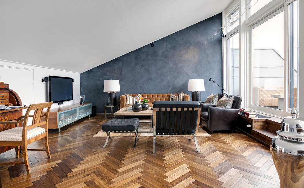 Esempio di un soggiorno minimal di medie dimensioni e aperto con pareti bianche, pavimento in legno massello medio e TV a parete