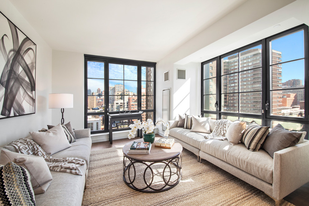Repräsentatives, Fernseherloses, Abgetrenntes Klassisches Wohnzimmer mit beiger Wandfarbe, dunklem Holzboden und braunem Boden in New York