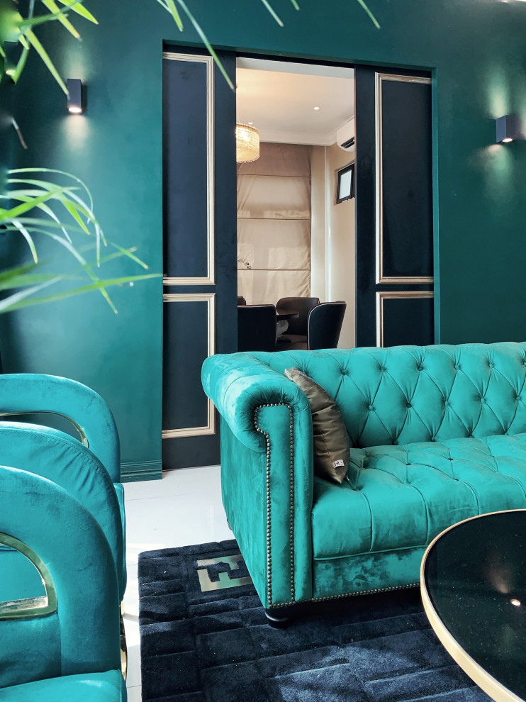 Bild på ett stort shabby chic-inspirerat separat vardagsrum, med ett finrum, gröna väggar, klinkergolv i keramik, en spiselkrans i metall, en inbyggd mediavägg och beiget golv