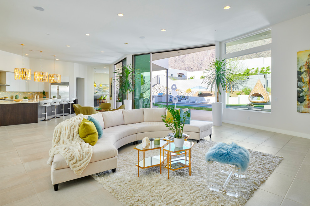 Esempio di un soggiorno moderno aperto con pareti bianche e pavimento beige