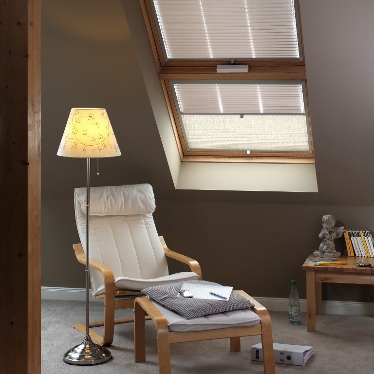 Esempio di un piccolo soggiorno classico stile loft con pareti bianche, pavimento in legno massello medio, TV autoportante e pavimento marrone