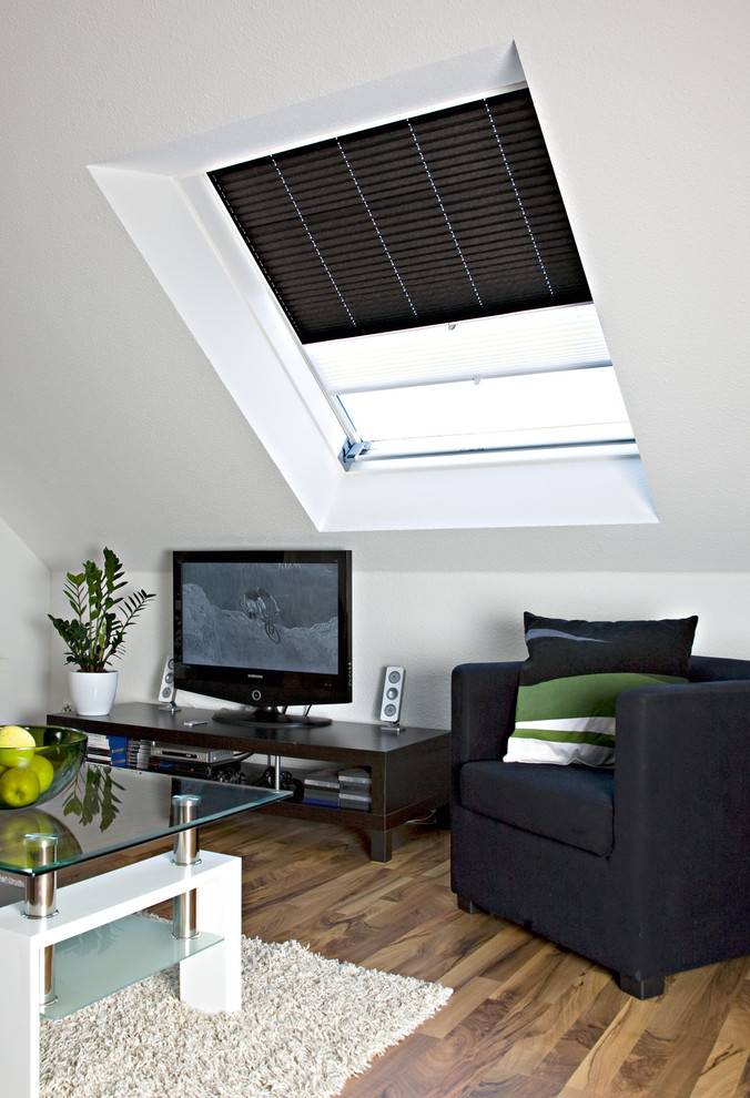 Idee per un piccolo soggiorno classico stile loft con pareti bianche, pavimento in legno massello medio, TV autoportante e pavimento marrone
