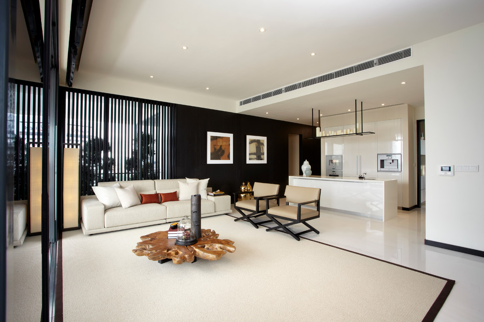 Fernseherloses, Offenes Modernes Wohnzimmer mit schwarzer Wandfarbe in Singapur