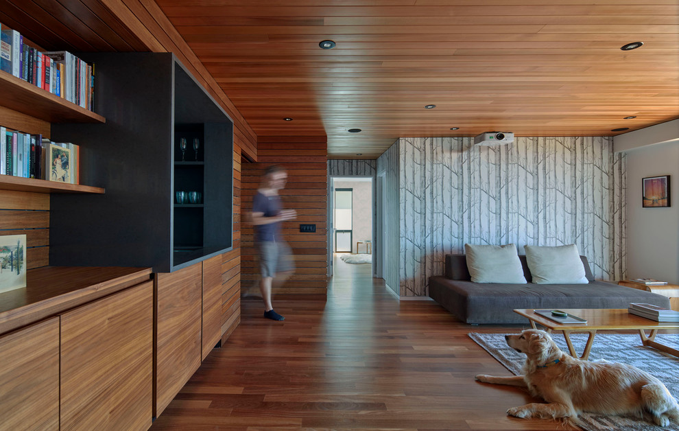 Idee per un grande soggiorno moderno aperto con pareti bianche, pavimento in legno massello medio e nessun camino