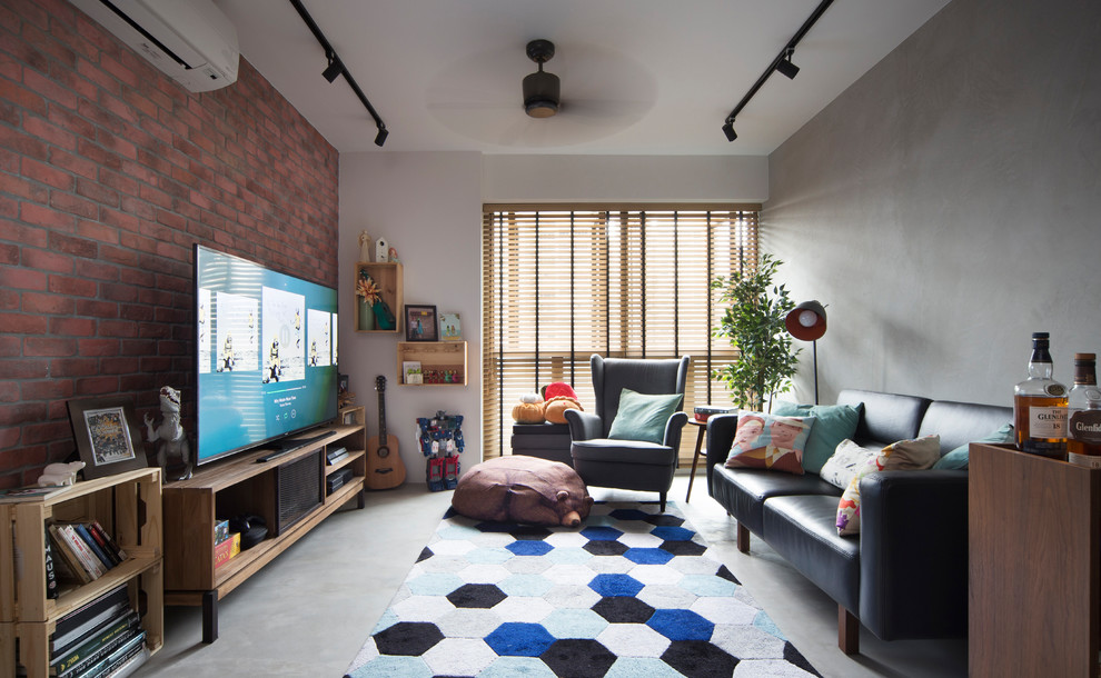 Imagen de sala de estar cerrada actual con paredes grises, suelo de cemento, televisor independiente y suelo gris