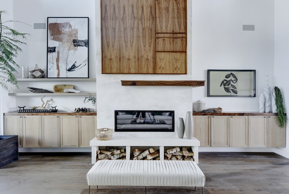 Nordisches Wohnzimmer mit weißer Wandfarbe, Gaskamin, Kaminumrandung aus Metall, dunklem Holzboden und braunem Boden in Austin