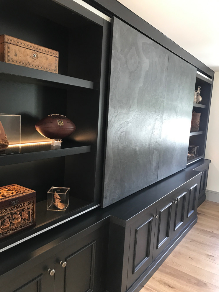 Imagen de salón con barra de bar cerrado tradicional renovado grande con paredes grises, suelo de madera en tonos medios y pared multimedia