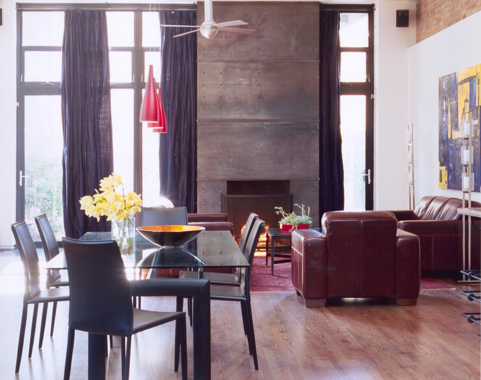 Modernes Wohnzimmer mit braunem Holzboden und Kamin in Chicago