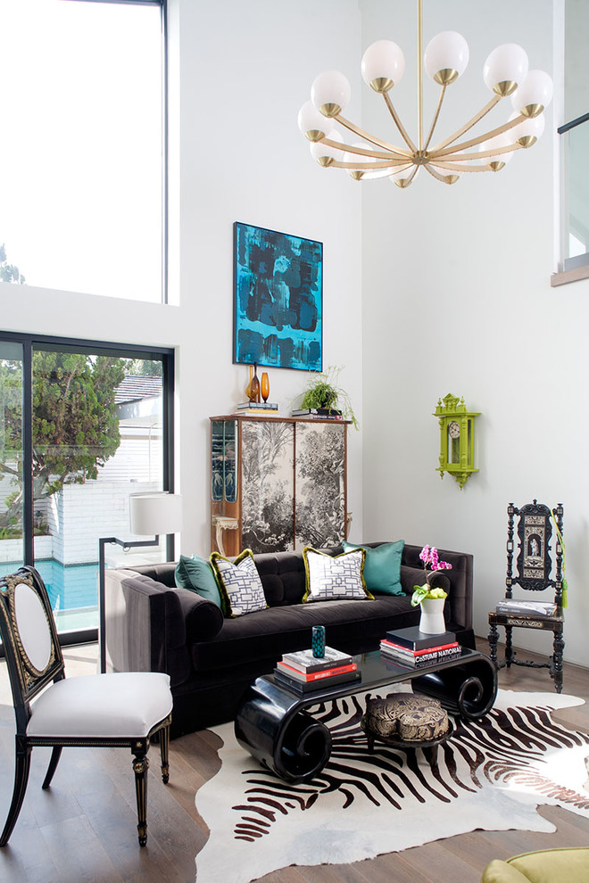 Mittelgroßes, Repräsentatives, Offenes Eklektisches Wohnzimmer mit weißer Wandfarbe, dunklem Holzboden und braunem Boden in Orange County