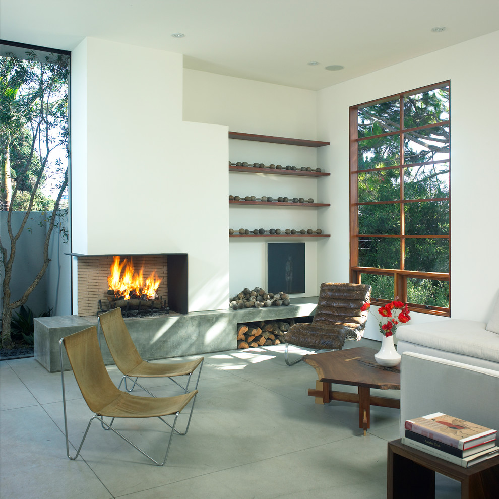 Repräsentatives Modernes Wohnzimmer mit weißer Wandfarbe und Betonboden in Los Angeles