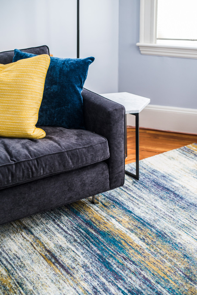 Kleines Klassisches Wohnzimmer ohne Kamin mit blauer Wandfarbe, braunem Holzboden und freistehendem TV in Boston