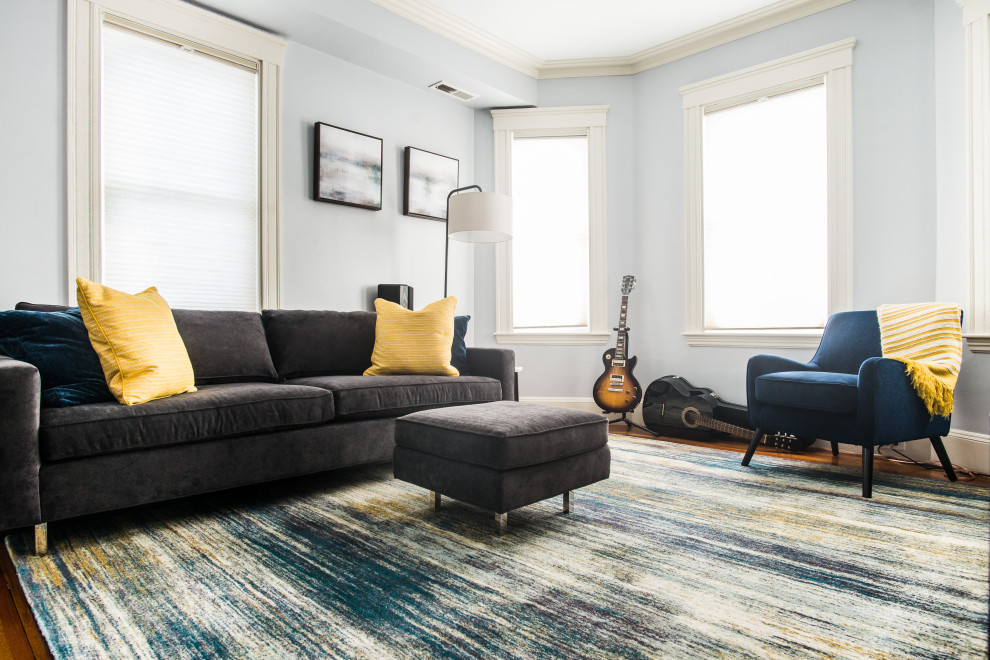 Ispirazione per un piccolo soggiorno classico con pareti blu, pavimento in legno massello medio, nessun camino e TV autoportante