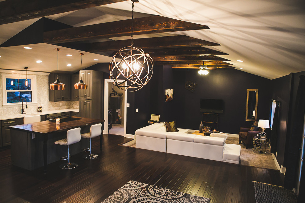 Пример оригинального дизайна: открытая гостиная комната среднего размера в стиле фьюжн с синими стенами, темным паркетным полом и телевизором на стене