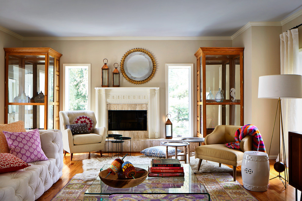 Imagen de salón para visitas bohemio sin televisor con paredes beige, suelo de madera en tonos medios y chimenea lineal