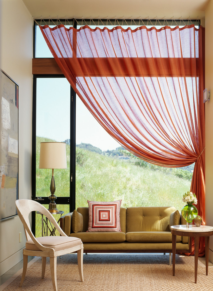 Esempio di un soggiorno minimal con pareti beige