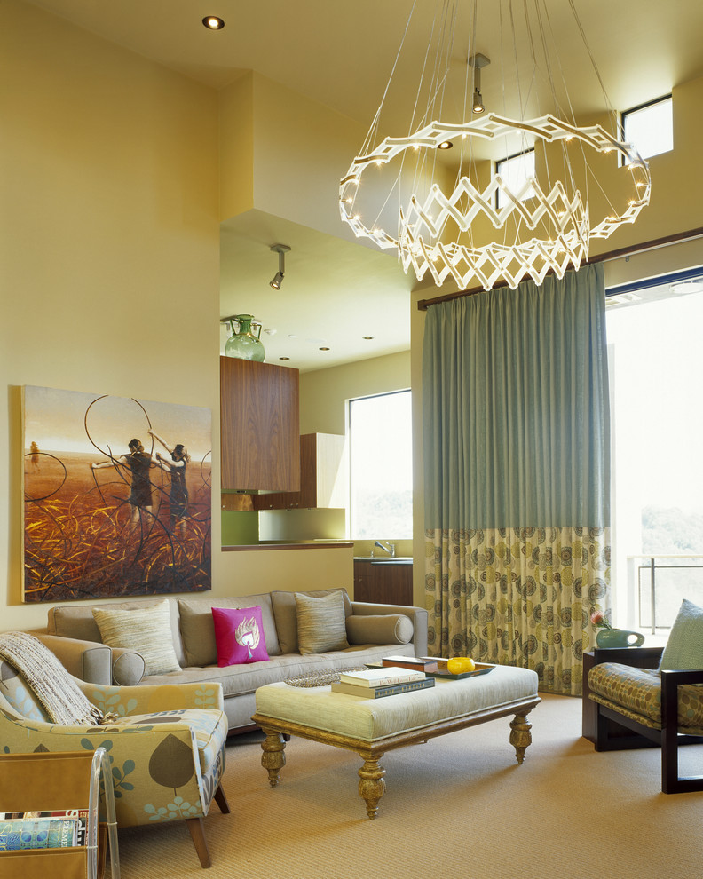 Пример оригинального дизайна: большая гостиная комната в стиле модернизм с желтыми стенами и красивыми шторами