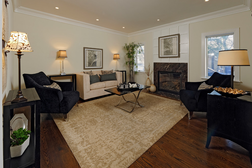 Стильный дизайн: парадная, изолированная гостиная комната среднего размера в стиле неоклассика (современная классика) с белыми стенами, паркетным полом среднего тона, стандартным камином и коричневым полом - последний тренд