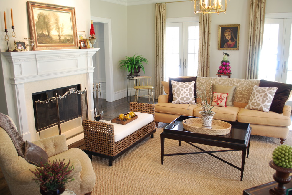 Cette image montre un salon design avec une salle de réception, un mur beige et une cheminée standard.