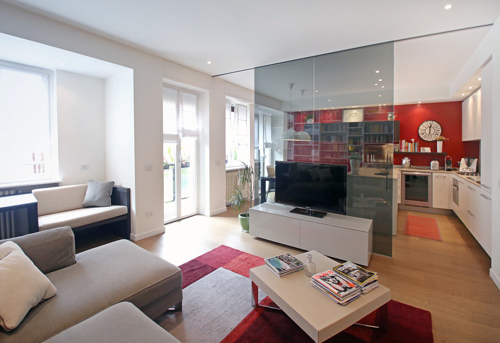 Réalisation d'un salon design de taille moyenne et ouvert avec un mur blanc, un sol en bois brun et un téléviseur indépendant.