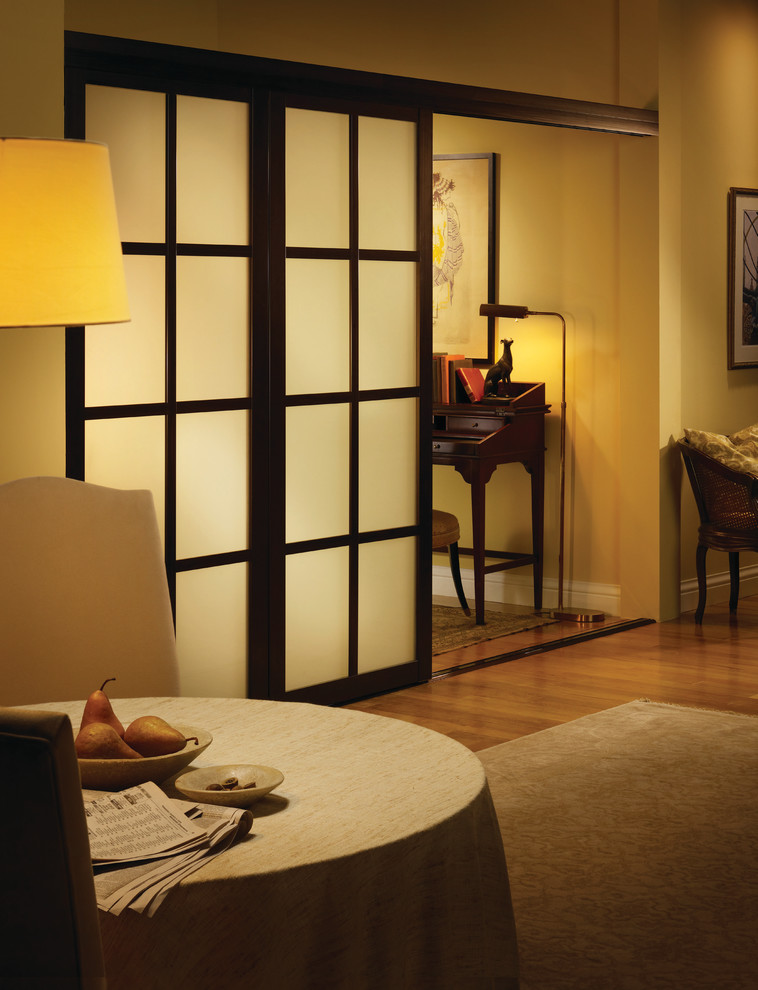 Свежая идея для дизайна: гостиная комната:: освещение в классическом стиле - отличное фото интерьера