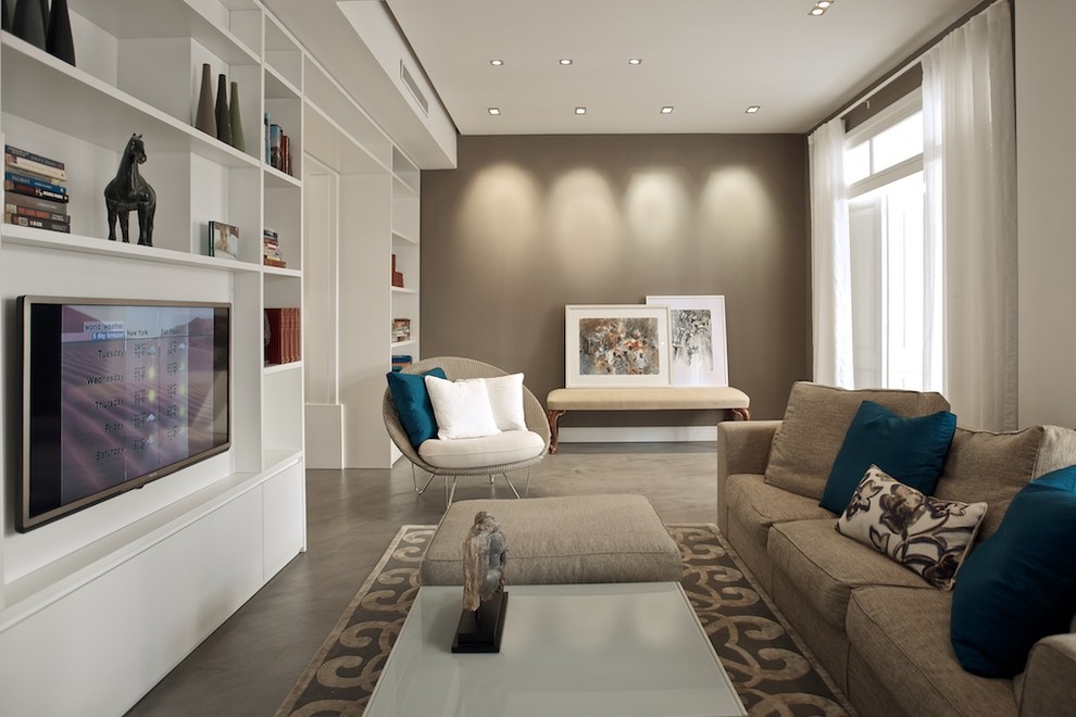 Idee per un soggiorno design di medie dimensioni e aperto con libreria, pareti marroni, pavimento in cemento e parete attrezzata