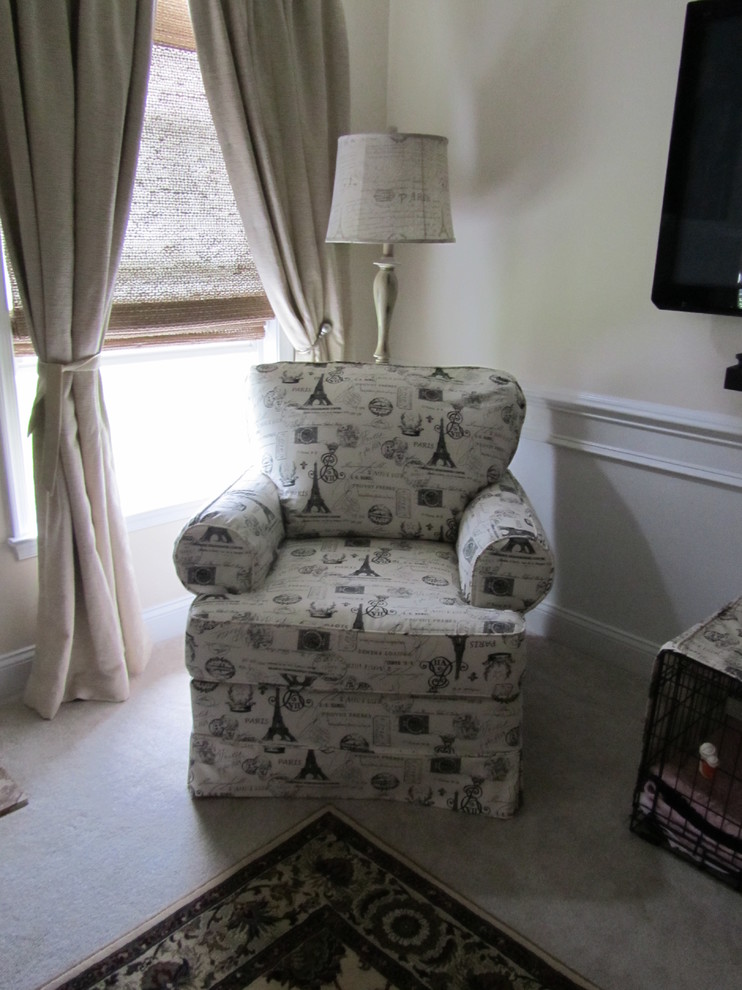 Idee per un soggiorno minimalista di medie dimensioni con moquette