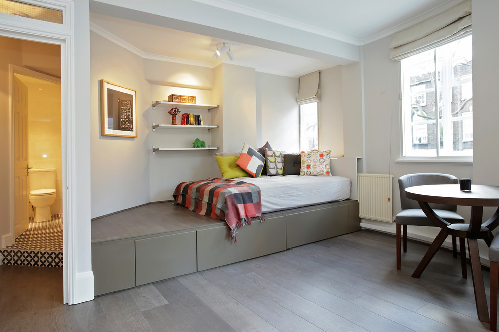 Fernseherloses Modernes Wohnzimmer ohne Kamin mit beiger Wandfarbe und dunklem Holzboden in London